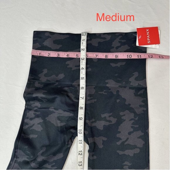 NWT $68 Spanx [ XS Medium ] Look At Me Now Seamless Leggings Black‎ Camo - Picture 12 of 13